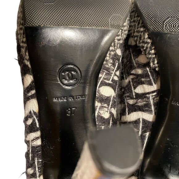 CHANEL Wool Tweed Lace-Up Booties Heels EU 37 Black White - Authenticated COA - Picture 10 of 15